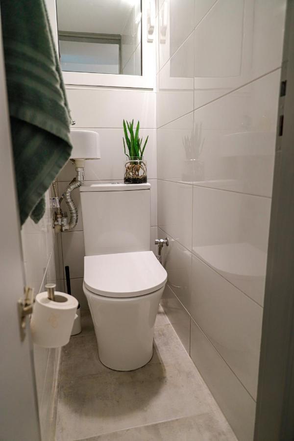 Newly Renovated Apartment 7 Min Walk From Acropolis Athena Bagian luar foto